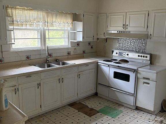 4th image of 2157 Maple Grove Rd