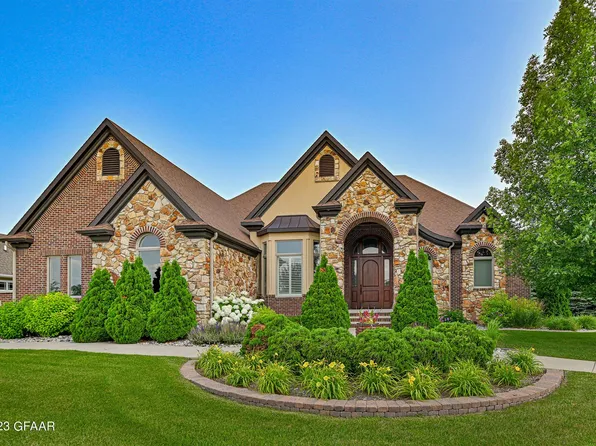 573 Vineyard Dr, Grand Forks, ND 58201