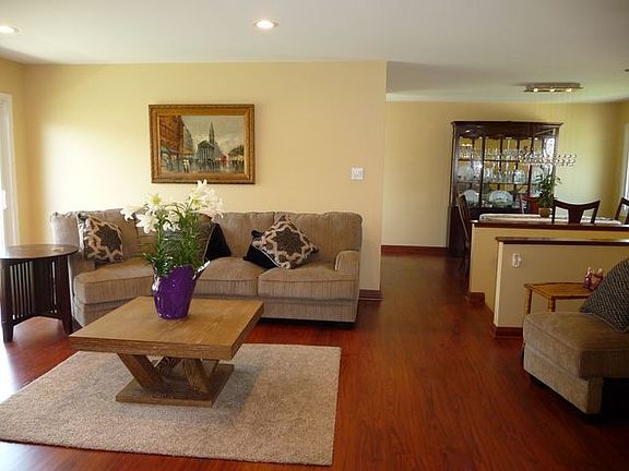 3rd image of 5853 Farmington Ct
