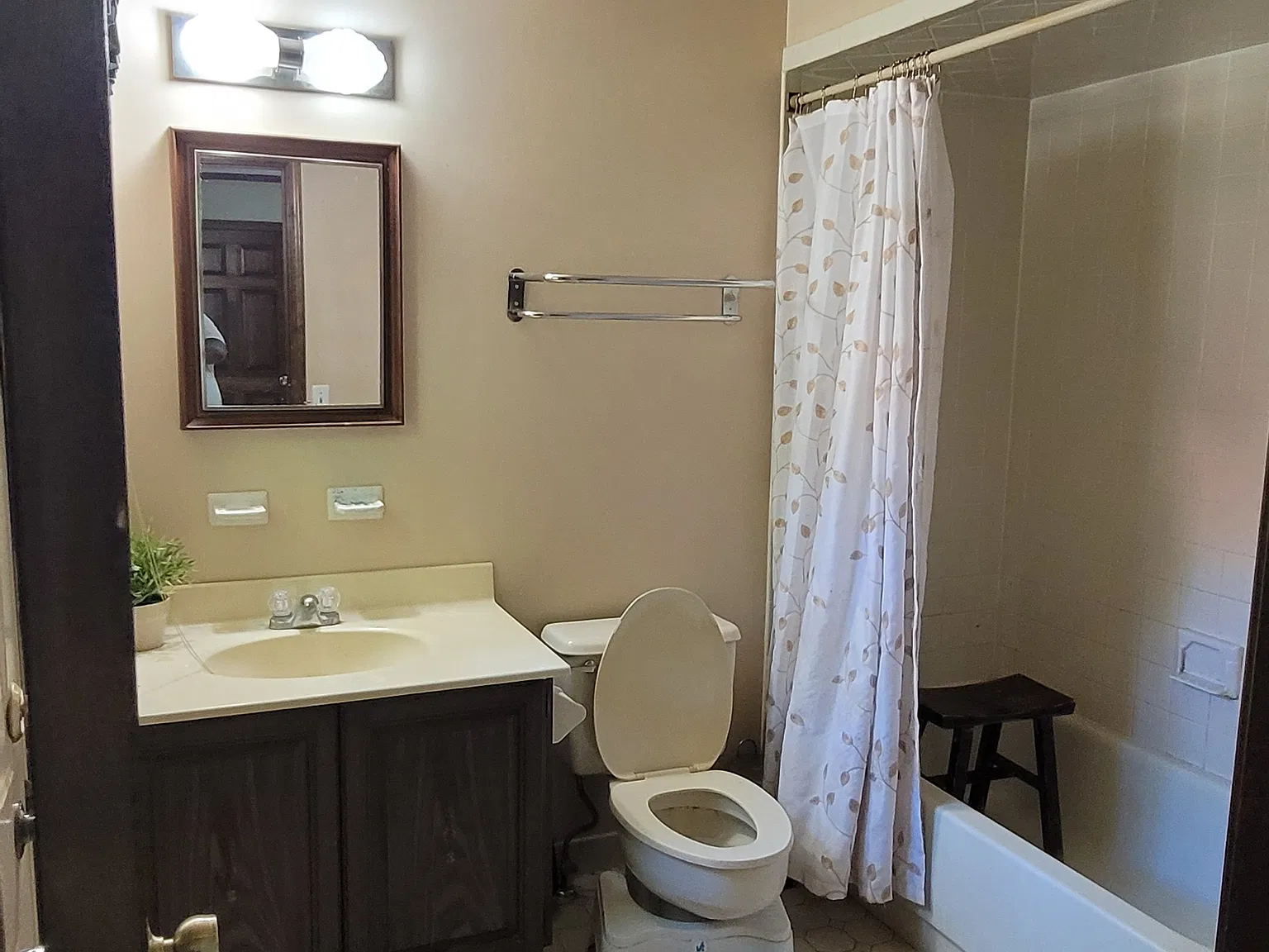 1 bed, 3200 sqft, $1,300 — Photo 3
