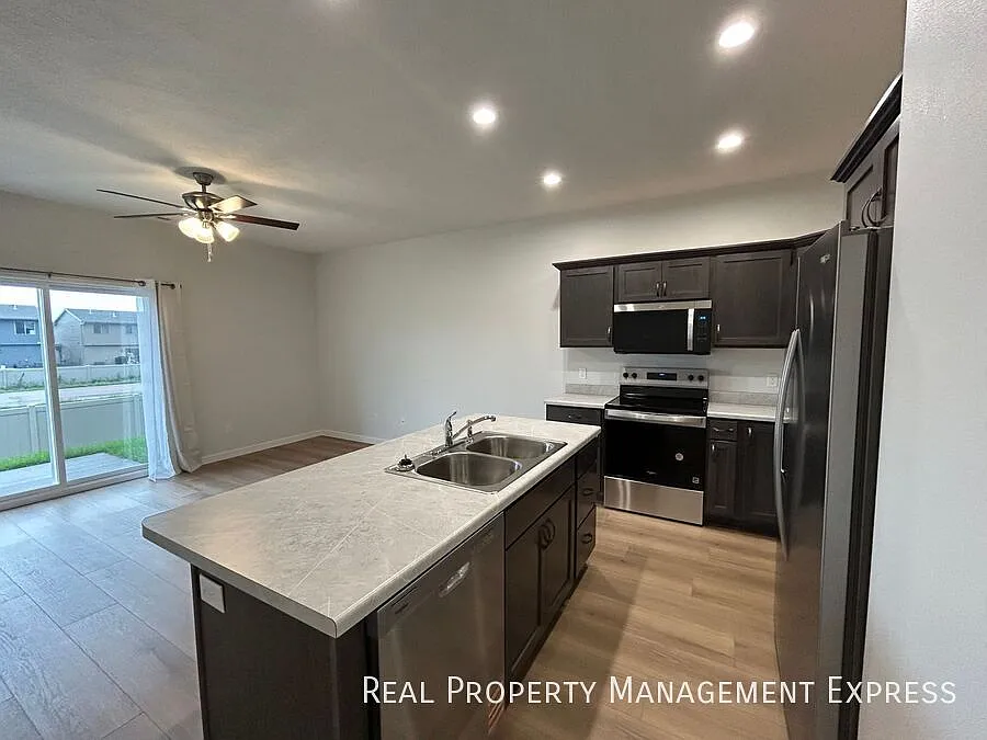 2 Bedroom 1.5 Bathroom Home for Rent — Photo 4