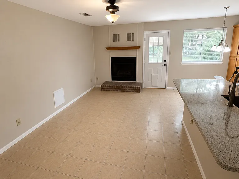 2704 Foxcroft Cir — Photo 4