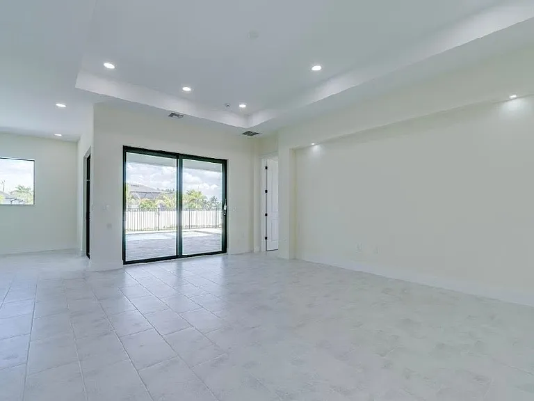 141 SW 37th Pl — Photo 5