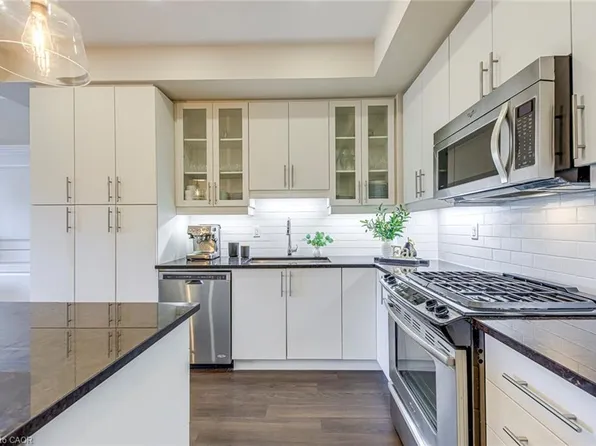 128 Garden Dr #202, Oakville, ON L6K 0H7