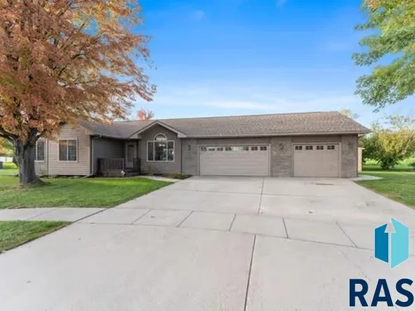 110 Johnstone Cir, Dell Rapids, SD 57022