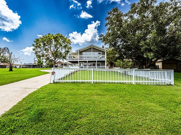3rd image of 180 W Lake Cir