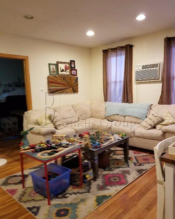 2nd image of 2247 28th St APT 3R