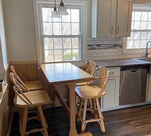 4th image of 122 Bedford Ct