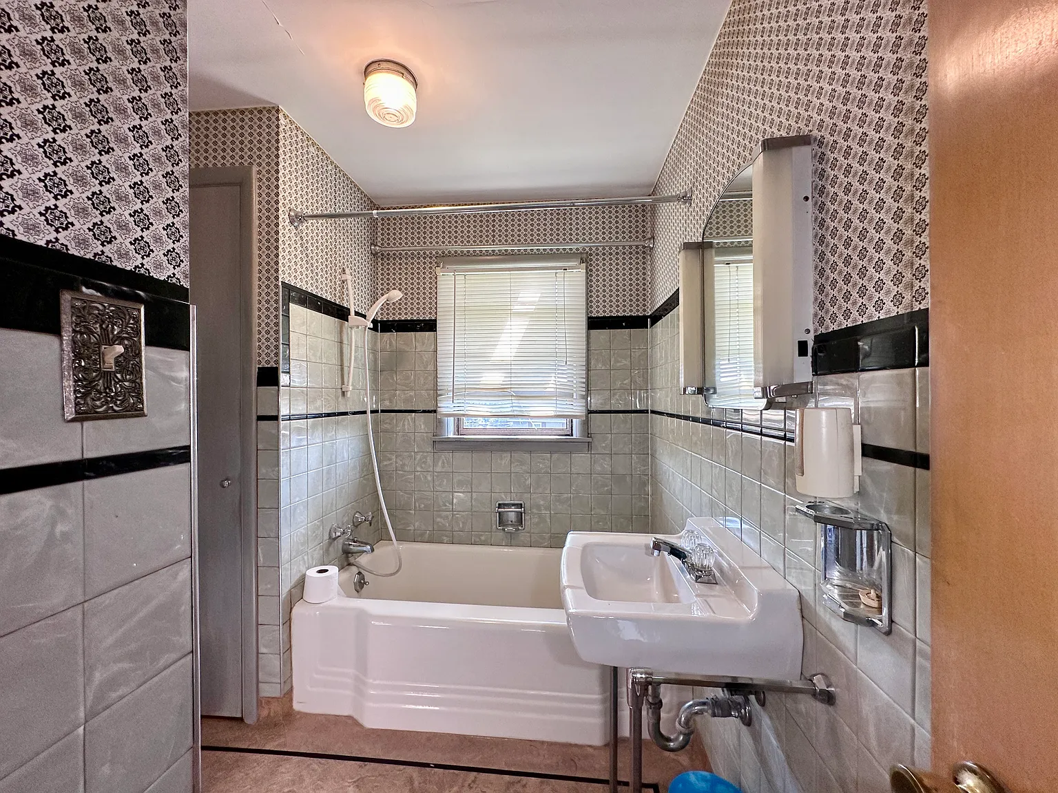 1413 Laurel Pl — Photo 4