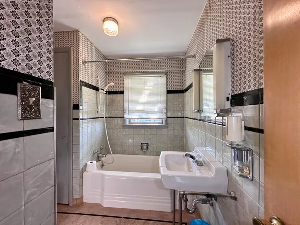 1413 Laurel Pl, New Castle, PA 16101
