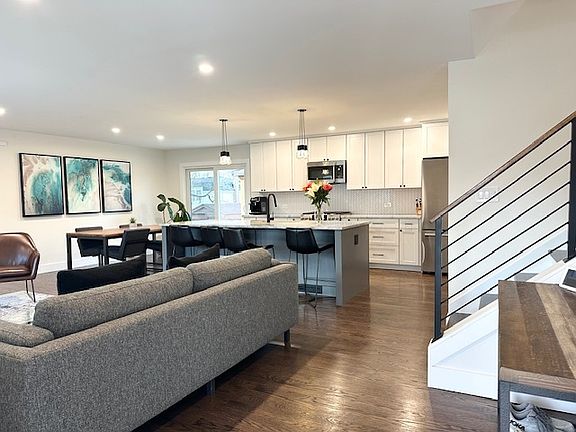 4th image of 1002 W Noyes St