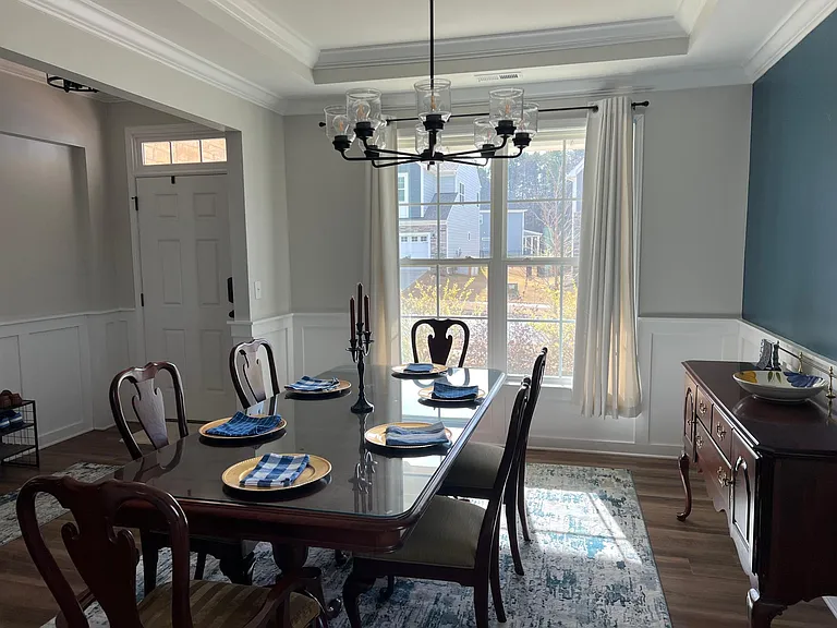 Foyer and dining room with lots of light and perfect for entertaining