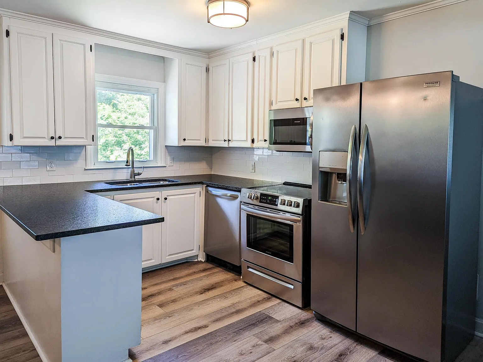 3 bed, 1324 sqft, $1,900 — Photo 2