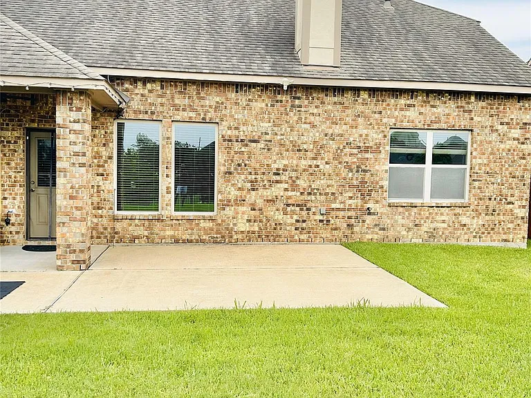4423 Fenetre Forest St — Photo 7