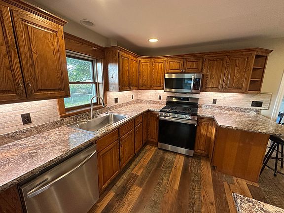 3rd image of 652 W Weidman Rd