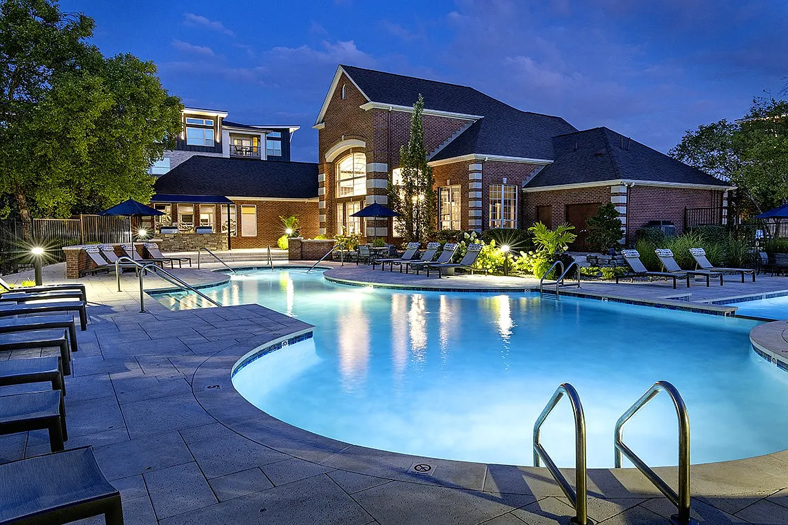 Lake Clearwater Apartments — Photo 2