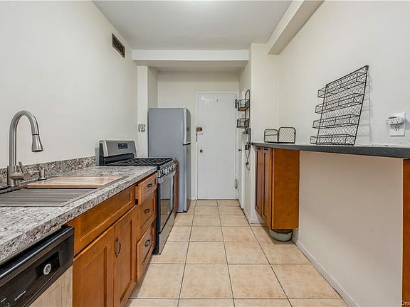3rd image of 5 Fordham Hill Oval APT 16F