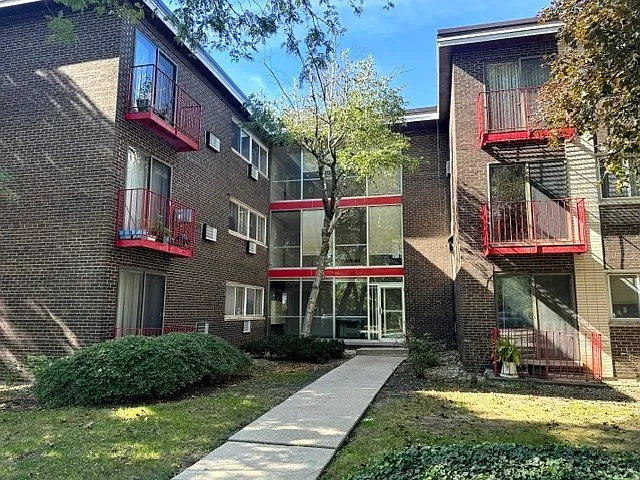 2 bed, 1.5 bath, 1300 sqft, $2,275 — Photo 2