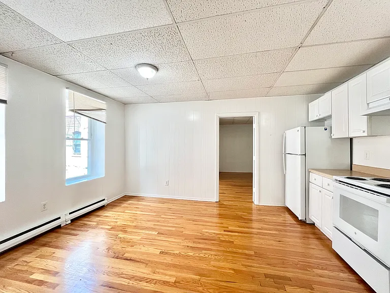 199 Strathmore Rd #8 — Photo 2