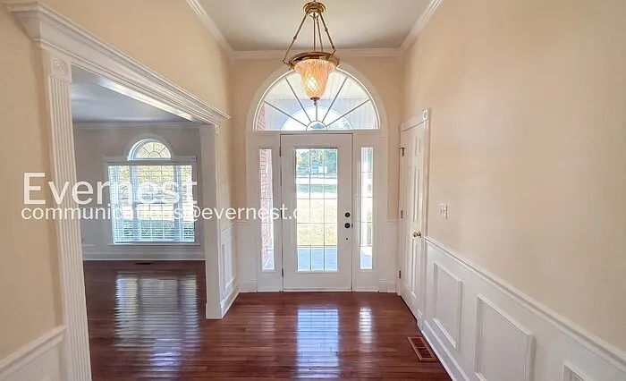 4 bed, 2.0 bath, 2216 sqft, $1,845 — Photo 2