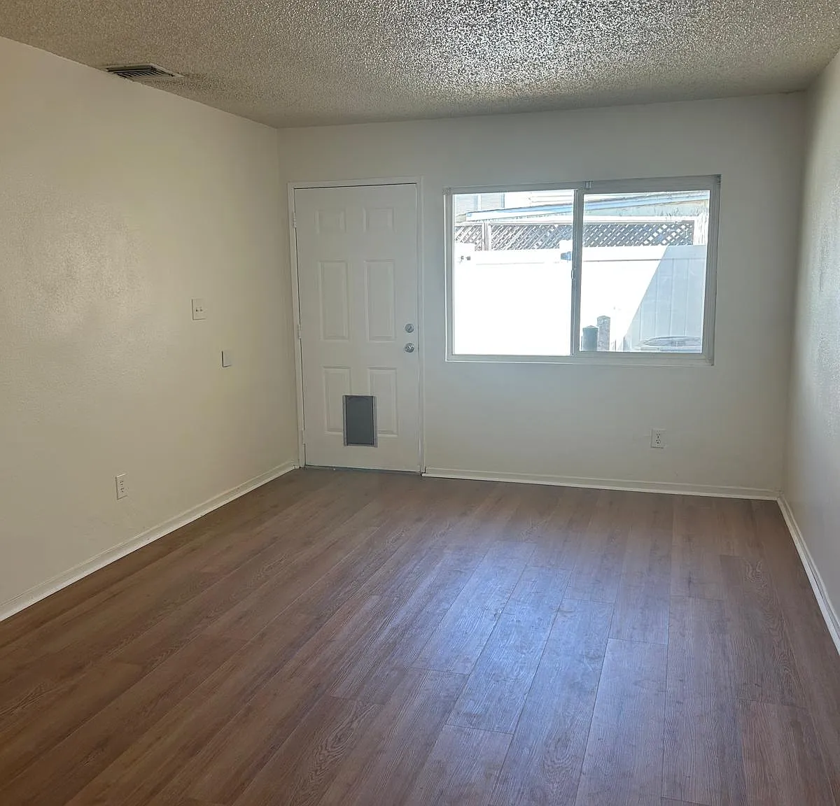 1426 N Hollywood Way — Photo 3
