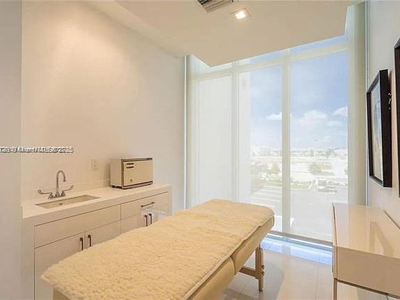 5th image of 10245 NW 63rd Ter #Townhouse 201