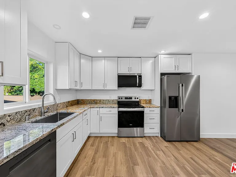 17623 Burbank Blvd — Photo 10