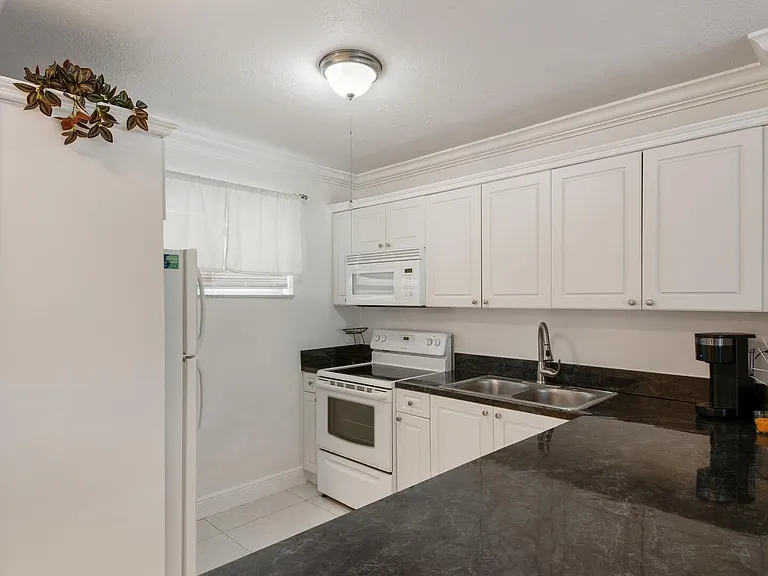 2581 N Garden Dr #206 — Photo 7