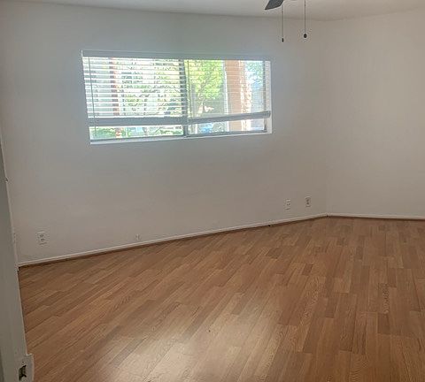 5th image of 21709 Saticoy St #4