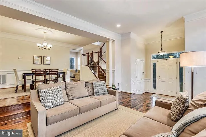 22092 Avonworth Sq — Photo 8