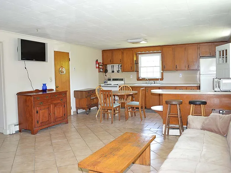 64 Hemlock Ave — Photo 3