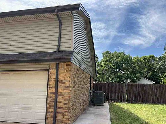 4th image of 609 N Centennial Way