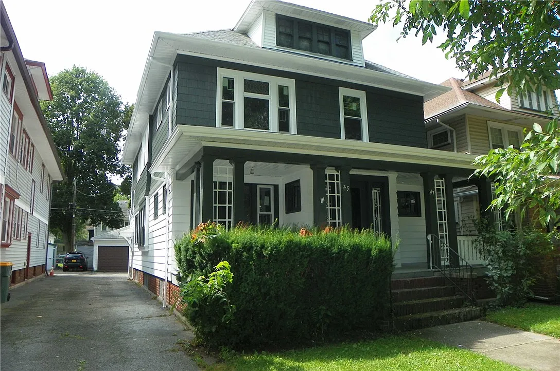 3 bed, 1.0 bath, 1354 sqft, $2,050 — Photo 1