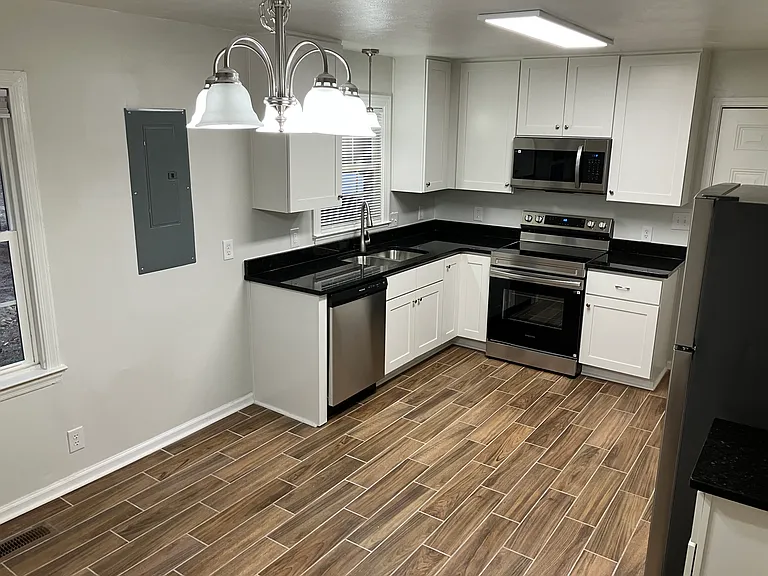 1509 Acacia Dr — Photo 2