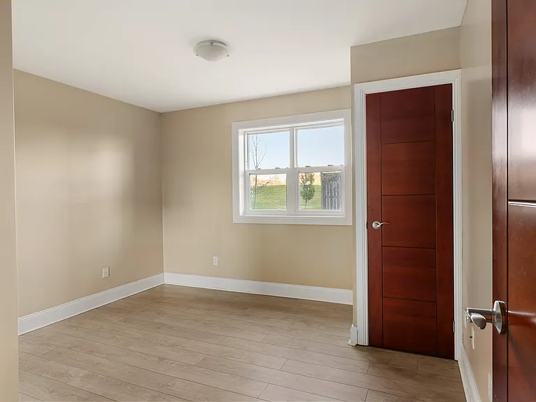 539 Armstrong Rd — Photo 10