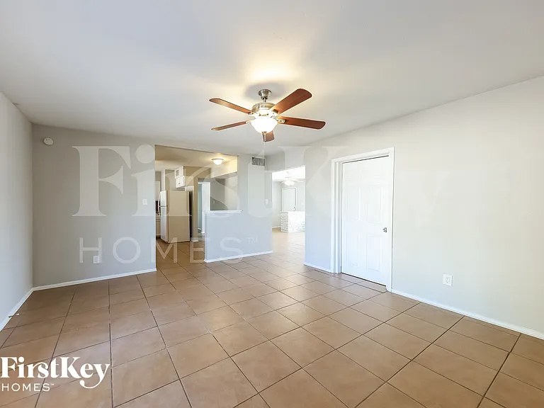 5702 N 19th Dr — Photo 3