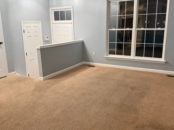 8 Creek Ln, Newark, DE 19702