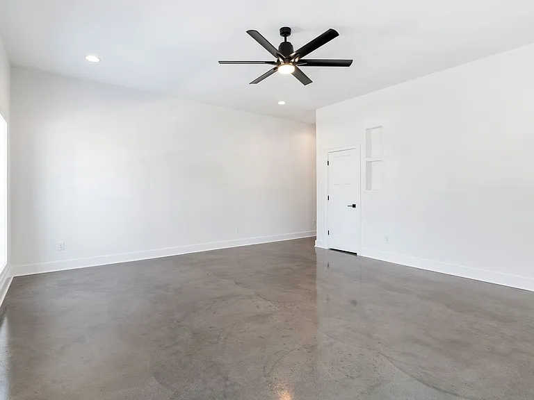 904 N Maple St — Photo 5