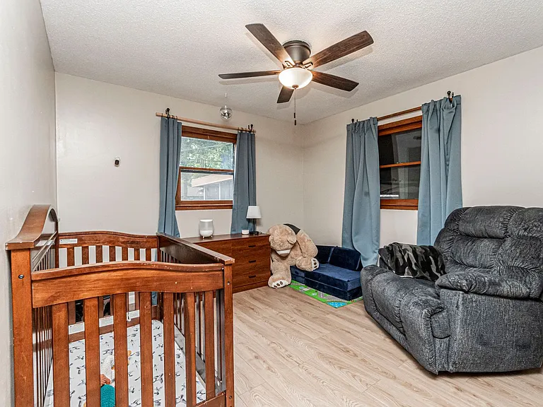 1011 Skyline Dr — Photo 23