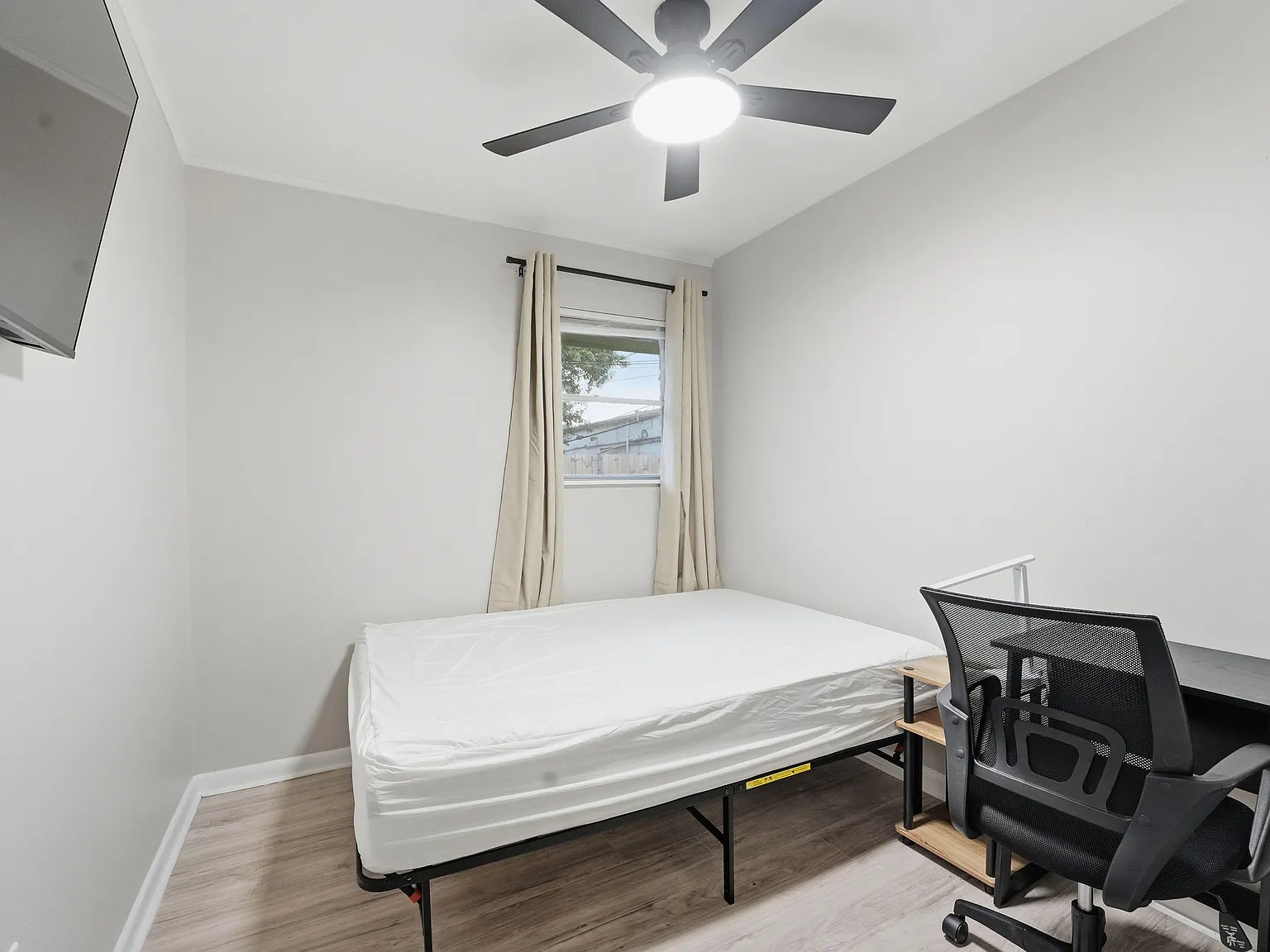 4 bed, 3.0 bath, 2060 sqft, $979 — Photo 1