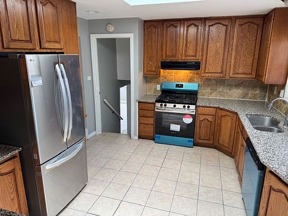 2nd image of 453 E 166th St