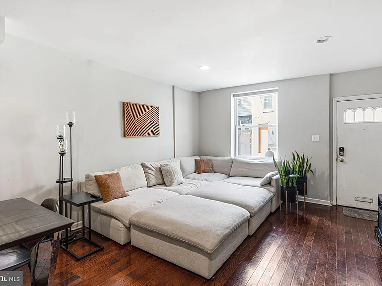 208 W Wildey St — Photo 4