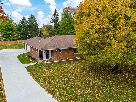 3rd image of 1610 Pemberton Dr