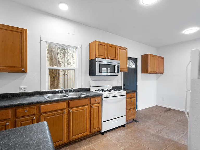 1203 E Cherry St — Photo 14