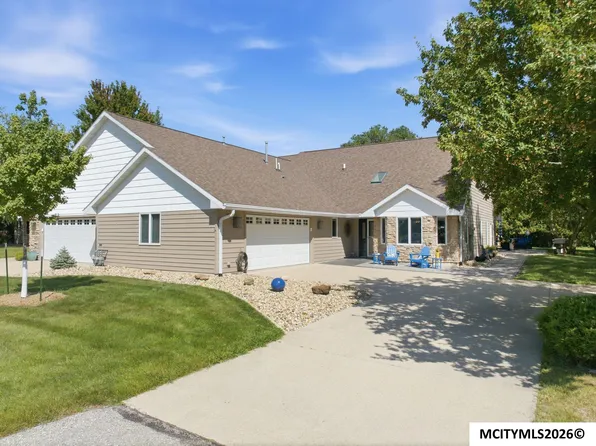 2010 Hunters Ridge Dr, Mason City, IA 50401