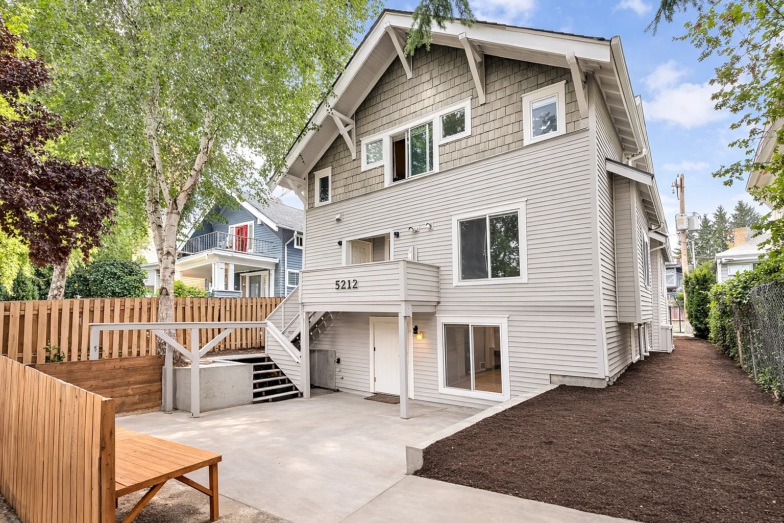 5212 15th Ave NE — Photo 1
