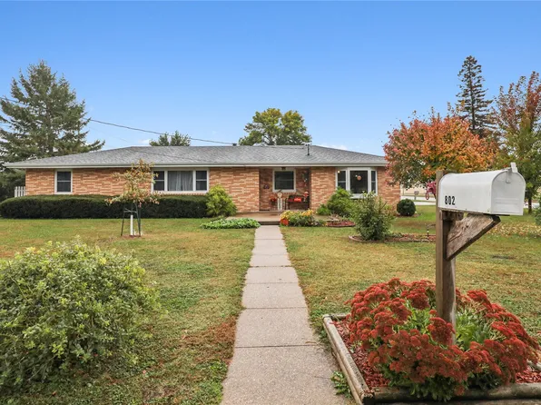 802 E 12th St, Vinton, IA 52349