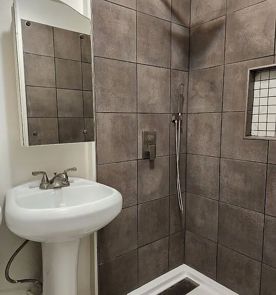 6685 De Longpre Ave — Photo 7