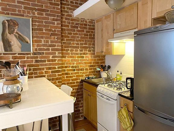 4th image of 212 E 90th St APT 2WR