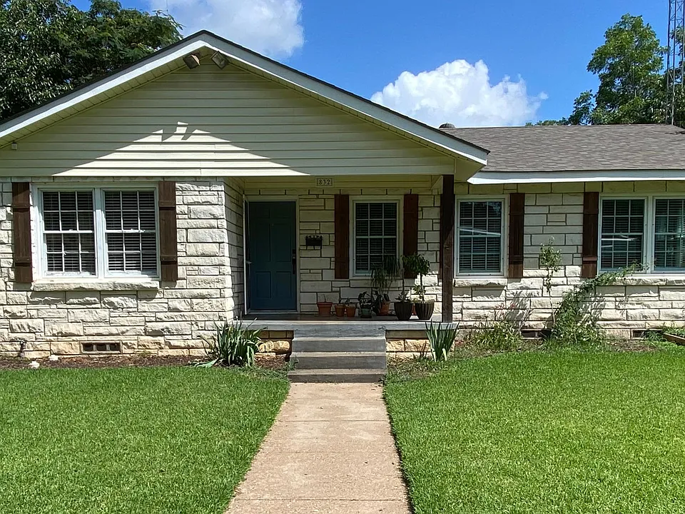 832 Fort Worth St